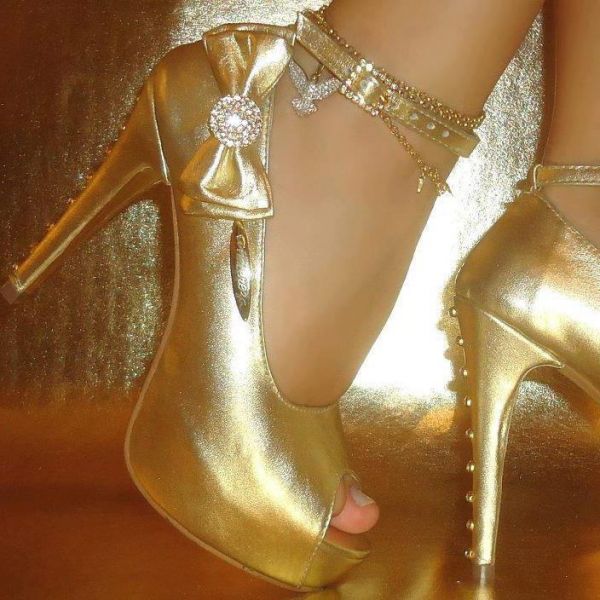 Sapato dourado lacinho strass